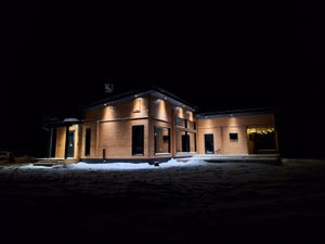 Tyylikäs mattamusta SUNNA valaisin tuo tunnelmaa - valoja ja varjoja - pihaan.