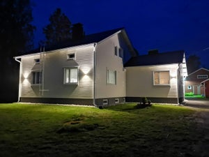 Remontissa seinävalaisimet päivitettiin ja talo sai uuden ilmeen MODIFI valaisimilla. Talon seinävalaisimet valaisevat myös piha-aluetta.