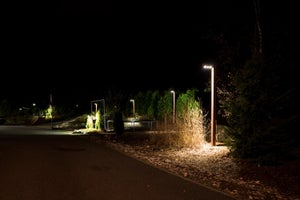 Ulkoalueita valaisee asiakkaan itse tekemät LED puistovalaisimet. Valaisimissa käytetty GU10 polttimoita ja kehyksiä.