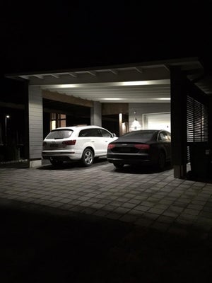 Tämä autokatos valaistus muutamalla pienellä valonheittimellä. Heittimet on kiinnitetty kattopalkkeihin.