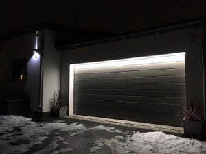 Hieno autotallin oven yläosan valais tus LED nauhalla.