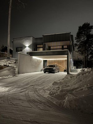 Autokatoksen valaistus toteutettu led-nauhalla. Seinävalaisimena MODIFI valaisin.