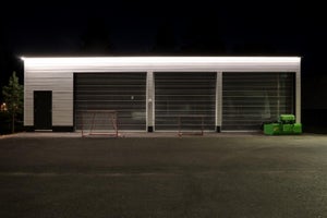 Autotallin hieno valaistus LED nauhalla. Nauha on asennettu räystäälle kiinnitettyyn profiiliin.