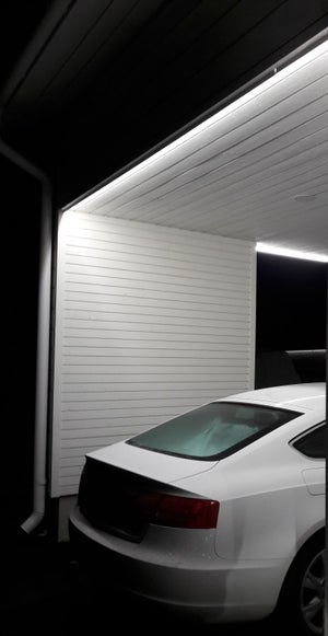 LED nauhalla epäsuorasti valaistu autokatos. LED-nauhoja on helppo ohjata myös langattomasti.