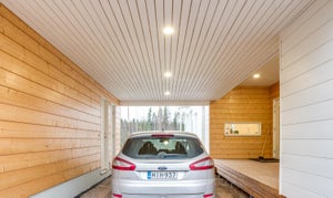 Autokatoksen valaistus toteutettu upotettavilla OODI alasvaloilla.