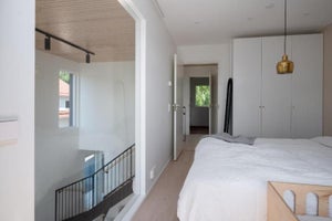 Masterbedroom vaatesäilytyksen edessä kolme 7W OODI alasvaloa