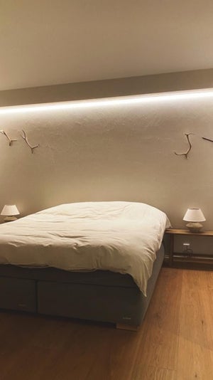 LED nauha sängyn päällä alaspäin valaisevana.