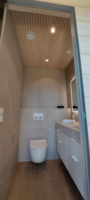 WC valaistus on toteutettu LED alasvalo KAIDA -valaisimella ja LED valopeilillä.