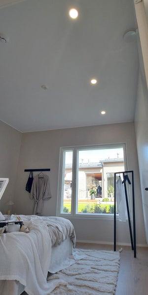 Makuuhuoneen yleivalaistus toteutettu LED paneeli RANDI 7W -valaisimella.