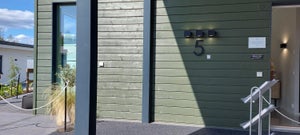 Talon numero valaistu mahtavasti LED ylösalasvalo MODIFI. Kolme valaisinta vierekkäin on tyylikäs kokonaisuus.