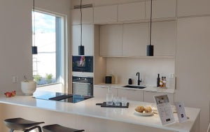 Keittiön välitilassa LED-nauha REDI ja saarekkeessa LED SYLINTERI riippuvalaisimet 3kpl.