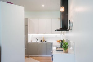 Keittiön katossa LED alasvalo OODI ja työtalossa TEHO LED nauha.