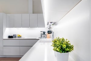 Keittiön välitilassa TEHO LED nauha. Työtaso valaistuu parhaiten, kun nauha on yläkaappien etureunassa.