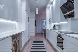Tunnelmallinen I-keittiön valaistus toteutettu LED nauhoilla, lippaan upotetuilla spoteilla ja riippuvaloilla.