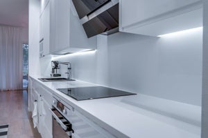 LED nauha profiilissa keittiön välitilassa. Liesituulettimen molemmilla puolilla omat nauhat.