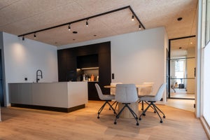 Upea kiskovalaistus ja aamiaskaapin led-nauha.