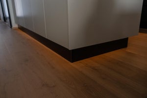 Kalusteen sokkeliin upotettu led-nauha tuo tunnelmaa keittiöön.