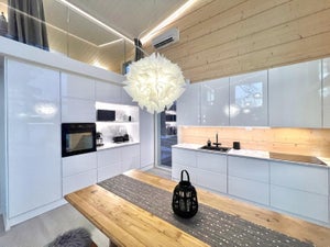 Keittiön valaistus led-nauhalla. Led-nauhalle on helppo rakentaa langaton, monipuolinen ohjaus myös.