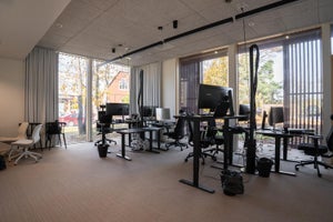 Häikäisemättömällä Toimistovalaisin LINE llä toteutettu yleisvalaistus työpöytien päällä.