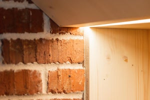 Kalusteeseen sorvattu ura led-nauhan profiilille tekee toteutuksesta viimeistellyn ja arvokkaan. LED-nauha on monikäyttöinen ja monipuolinen valonlähde.