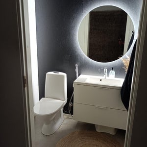 Valopeili BELLE tuo tunnelmaa tummaan vessaan.