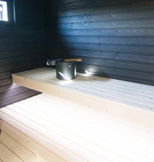 Moderniin saunaan asennettiin led-nauha lauteen alle.