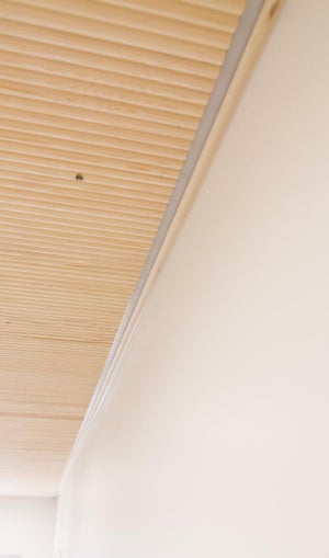 LED-nauha on hyvä asentaa vähän irti seinästä, niin valo osuu seinään ja alas lattiaan saakka.
