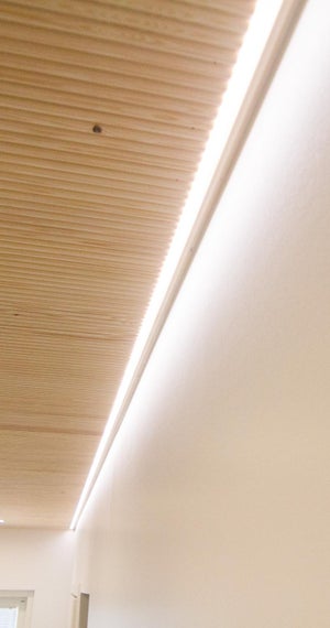 Profiiliin asennettu LED-nauha upotettuna sormipaneliin.