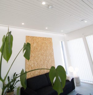 Olohuoneessa LED-alasvalo OODI ja LED-nauhaa.