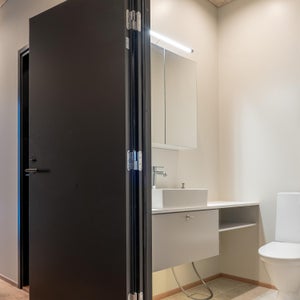 WC peilivalo peilin päällä, katossa upotettu alasvalo ja allaskalusteen alla LED-nauhalla toteutetut valaistukset.