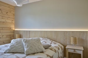 Lämminhenkistä tunnelmaa huokuva, muodikas rimasängynpääty led-nauhalla. LED-nauhavalaistus on säädettävissä monin keinoin.