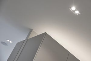 KAIDA alasvalojen sisennetty valonlähde ei häikäise! Valaisin uppoaa ohuena kauniisti kattoon. Valaisimen erikoisuus on asennettavuus suoraan eristettä vasten.