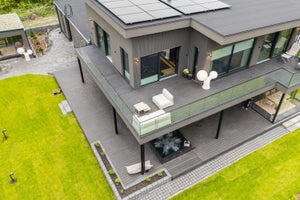 KAJO pylväsvalaisimet ovat samaa sarjaa seinävalaisimien kanssa. Tuovat kaunista epäsuoraa valoa pimeisiin iltoihin.
