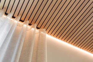 LED-nauha asennettuna seinän ja kattoriman väliseen upotukseen. Kaunis epäsuoravalaistus tilaan kuin tilaan.