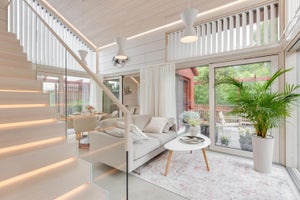 Villa Aurinkotuulen valaistus on toteutettu älyohjatulla LED-nauhavalaistuksella, jota voi säätää helposti tunnelman ja vuorokaudenajan mukaan. Portaiden ja katon rajassa kulkevat alumiiniprofiiliin upotetut LED-nauhat tuovat valoa pehmeästi ja korostavat arkkitehtuurin linjakkuutta.Kokonaisuutta täydentävät design-riippuvalaisimet, jotka toimivat näyttävinä katseenvangitsijoina oleskelutilassa.