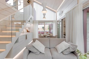Villa Aurinkotuulen valaistus on toteutettu lähes kokonaan epäsuorilla LED-nauhoilla, jotka kulkevat portaissa, katon rajassa ja kalusteiden yhteydessä. Lopputulos on valoisa, elegantti ja modernin kodikas kokonaisuus.