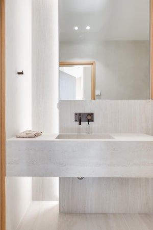 Upean WC allaskalusteen syvennyksessä epäsuoraa valoa led-nauhalla! Katossa yleisvalona OODI valaisimet.