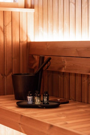 LED-nauha valaisee saunan tunnelmallisesti ja valo on tasainen. SAUNA led-nauhat on suunniteltu erityisesti saunan kuumuuteen ja kosteuteen.
