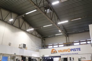 Vauriopiste autokorjaamon hallivalaistus