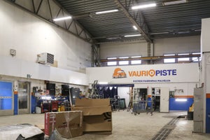 Vauriopiste autokorjaamon hallivalaistus