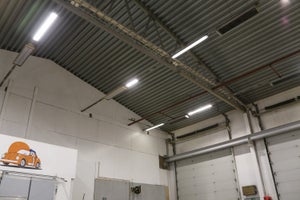 Vauriopiste autokorjaamon hallivalaistus