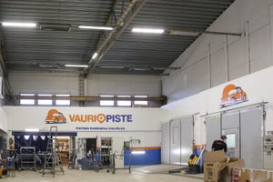 Vauriopiste autokorjaamon hallivalaistus
