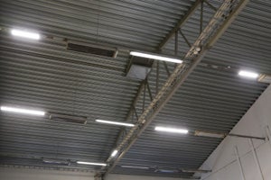 Vauriopiste autokorjaamon hallivalaistus