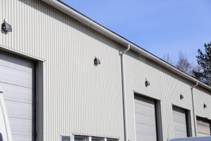 Vauriopiste autokorjaamon hallivalaistus