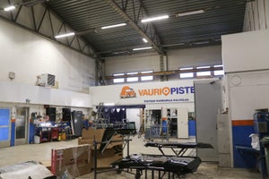 Vauriopiste autokorjaamon hallivalaistus