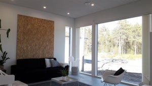 13W LED alasvalo OODI antaa hyvän yleisvalon 4-5m2 tilalle olohuoneessa.