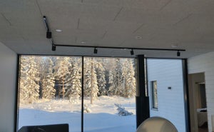 Olohuoneen valaistus LED kiskovaloilla.