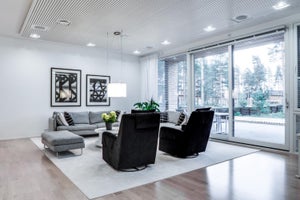 Suunnattavat LED spotit kapealla valokeilalla olohuoneen katossa. Alaslaskussa LED nauha.