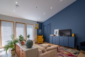 Olohuoneen valaitutus tehty Alasvalo OODI 7W. Valaisin on pieni ja siro. 7W valaisin valaisee noin 2-3m2.