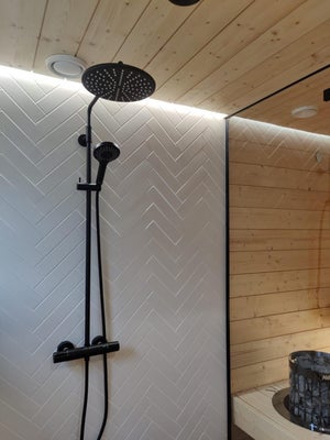 LED-nauhaa profiilissa kylpyhuoneen kattoon upotettuna.